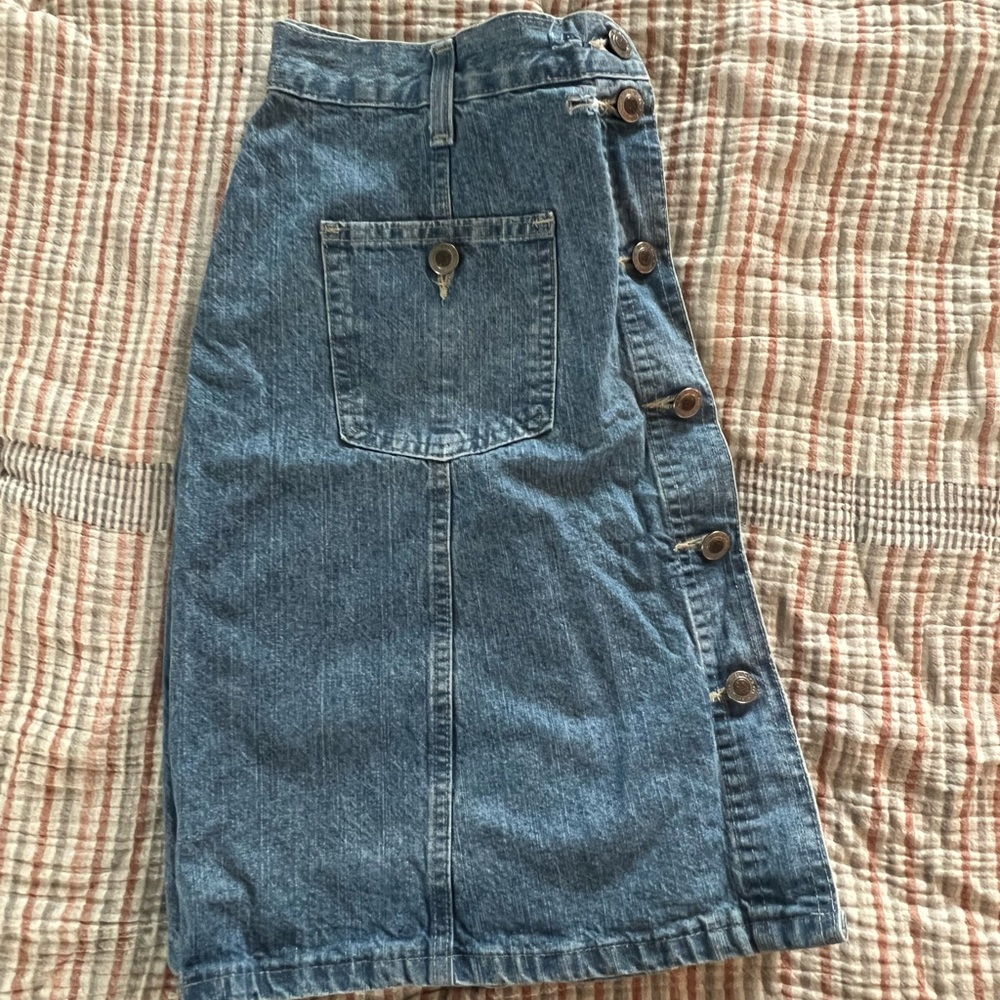 Cute, mini skirt. Functional buttons all the way up!